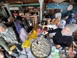 Seblak Empang, Gurih Lezatnya Laris Manis Diburu Warga Sumedang