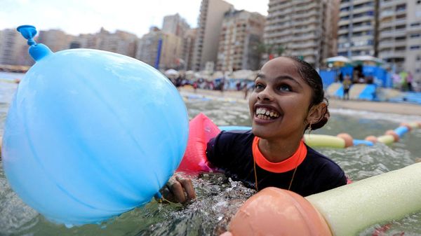 Lihat Keceriaan Mereka di Pantai Khusus Tunanetra Ini