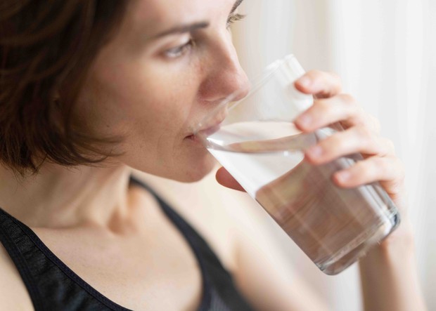 wanita sedang minum air