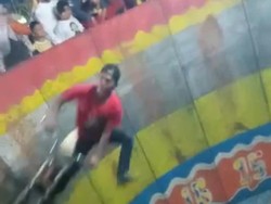 Detik-detik Menegangkan Motor Tong Setan Terlempar ke Penonton Lukai 3 Orang