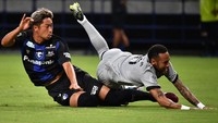 Genta Miura bikin Neymar sampai jatuh-bangun. Foto: AFP via Getty Images/KAZUHIRO NOGI