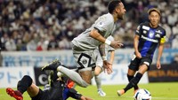 Namun, banyak tudingan Neymar sudah diving atau paling tidak memperlihatkan reaksi berlebihan. Foto: AP/Hiro Komae