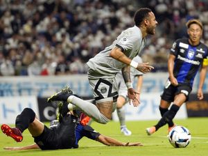 Neymar Jatuh-Bangun Lawan Gamba Osaka, Dituding Diving Pula Neymar Jatuh-Bangun Lawan Gamba Osaka, Dituding Diving Pula