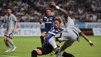 Genta Miura dinilai melanggar Neymar sehingga wasit menunjuk titik putih. Foto: Getty Images/Kaz Photography