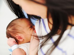 Tips Menyusui di Pesawat Agar Telinga Bayi Tak Berdengung