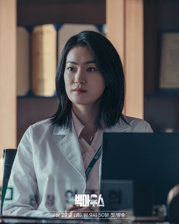 Ok Ja Yeon berperan sebagai direktur rumah sakit di drama Big Mouth