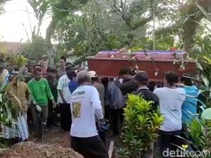 Isak Tangis Iringi Pemakaman Jenazah Korban Mutilasi di Tegal Isak Tangis Iringi Pemakaman Jenazah Korban Mutilasi di Tegal