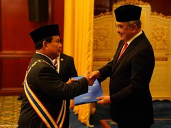 Prabowo Dianugerahi Gelar Kehormatan Datuk Seri Darjah Gemilang Seri Melaka