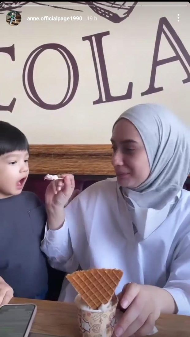 Wajah sembab Putri Anne jadi sorotan usai kabar Arya Saloka hapus fotonya dari Instagram