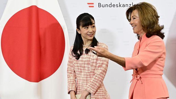 Japan's Princess Kako, the second daughter of Prince Akishino and Princess Kiko, in full dress leaves the Imperial Palace in Tokyo after meeting with the emperor and empress on December 29, 2014. Kako, a granddaughter of Emperor Akihito and Empress Michiko, celebrated her 20th birthday on December 29.    AFP PHOTO / Toru YAMANAKA (Photo by TORU YAMANAKA / AFP) (Photo by TORU YAMANAKA/AFP via Getty Images)