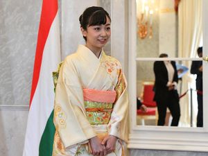 Sosok Princess Kako Jepang yang Viral Terlelap di Pesawat Ekonomi Sosok Princess Kako Jepang yang Viral Terlelap di Pesawat Ekonomi