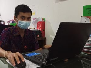 Kisah Para Penyandang Disabilitas Bekerja di Dinsos Tabanan Kisah Para Penyandang Disabilitas Bekerja di Dinsos Tabanan