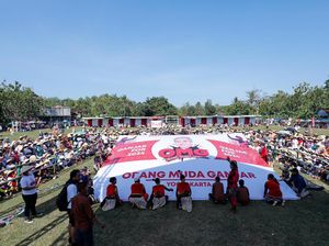 Relawan Ganjar Bagikan Topi Caping hingga Pupuk ke Petani Gunung Kidul