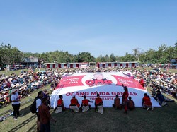 Relawan Ganjar Bagikan Topi Caping hingga Pupuk ke Petani Gunung Kidul