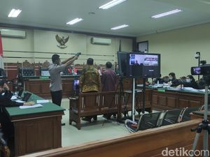 Sidang Keterangan Saksi, Hakim Nonaktif Itong-Terdakwa Hamdan Debat Panas