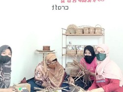 Single Parent Ini Sulap Sampah Eceng Gondok Jadi Cuan Puluhan Juta Rupiah
