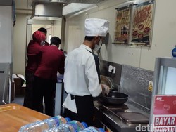 Koki di Kereta Harus Masak Serba Cepat dan Tak Baperan