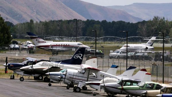 Para Orang Terkaya Berkumpul, Jet Pribadi Parkir Berderet