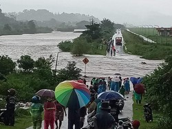 Hujan Deras Guyur Ambon, Sungai Meluap-Longsor Sempat Tutup Akses Warga