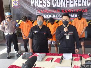 Polisi Buru Pelaku Lain Bentrok Suporter Persis Solo-Warga di Sleman