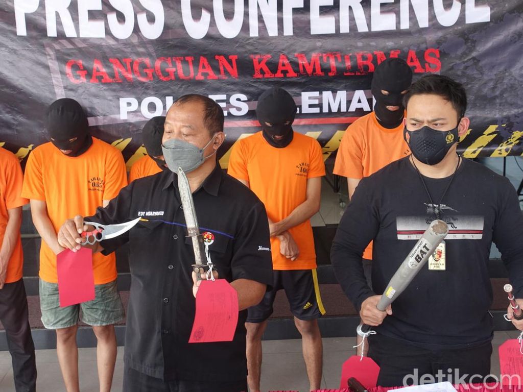 Imbas Ricuh Suporter di Sleman, Kaca Hotel Pecah-Kendaraan Lecet Imbas Ricuh Suporter di Sleman, Kaca Hotel Pecah-Kendaraan Lecet