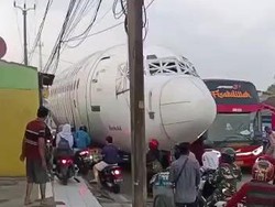 Viral Trailer Angkut Pesawat di Bogor Bikin Lalin Macet, Begini Cerita Warga