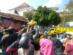 Rebutan Isi Jampana Warnai Peringatan HUT ke-390 Tasikmalaya