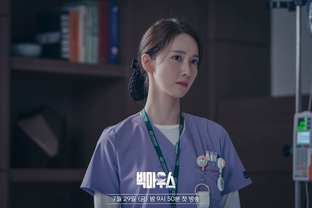 Yoona berperan sebagai perawat di drama Big Mouth
