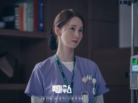 Yoona berperan sebagai perawat di drama Big Mouth