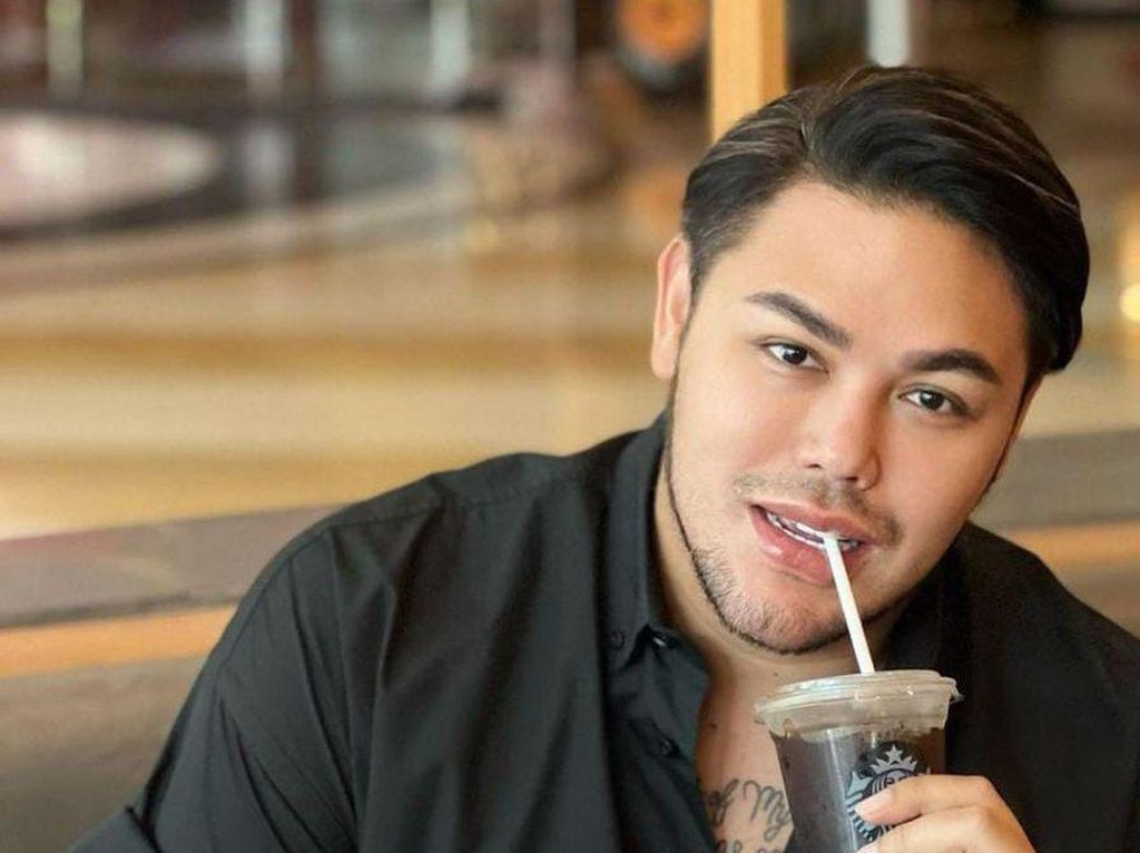 10 Gaya Hits Ivan Gunawan yang Hobi Kulineran Usai Sukses Diet 10 Gaya Hits Ivan Gunawan yang Hobi Kulineran Usai Sukses Diet