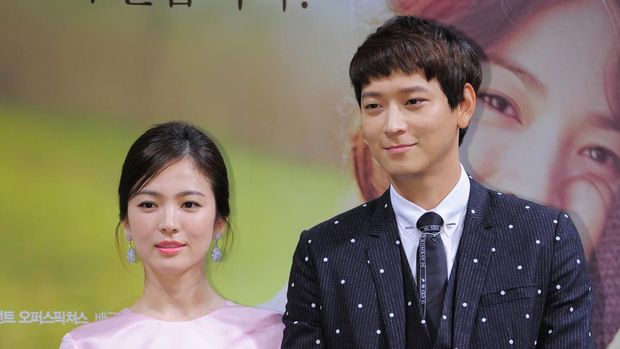 453189586 SEOUL, SOUTH KOREA - AUGUST 04: Song Hye-Kyo and Gang Dong-Won attend the movie