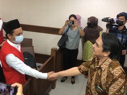 Momen Ade Armando Salaman dengan Terdakwa Pengeroyokan