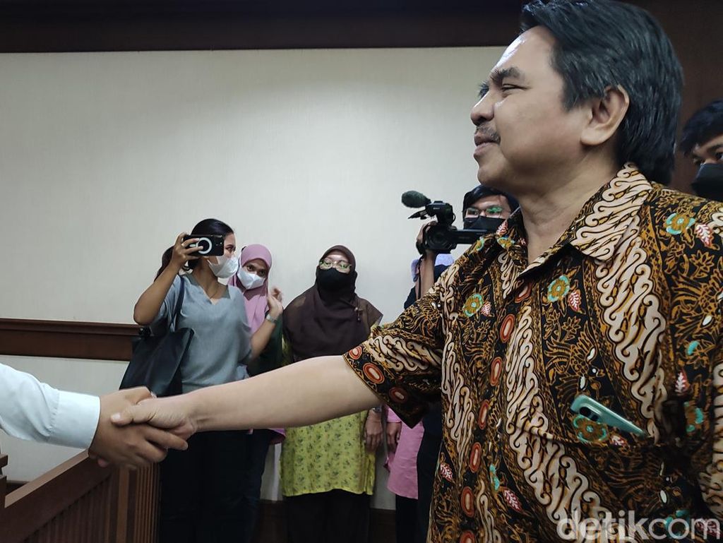 Ade Armando Salaman dengan Terdakwa: Saya Percaya Kamu Anak Baik Ade Armando Salaman dengan Terdakwa: Saya Percaya Kamu Anak Baik