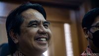 Senyum Ade Armando Sebelum Bersaksi di Sidang Pengeroyokan Dirinya