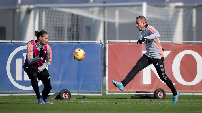 TURIN, ITALY - FEBRUARY 15: Adrien Rabiot, Arthur of Juventus during a training session at JTC on February 15, 2022 in Turin, Italy. (Photo by Daniele Badolato - Juventus FC/Juventus FC via Getty Images)