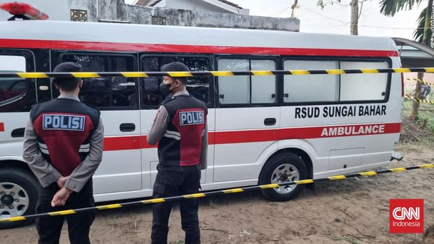 Ambulans pengangkut jenazah Brigadir J telah ditempatkan di area pemakaman yang terletak di Desa Suka Makmur, Kecamatan Sungai Bahar, Kabupaten Muaro Jambi