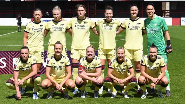 DAGENHAM, ENGLAND - MAY 08: The Arsenal Women's team group before the Barclays FA Women's Super League match between West Ham United Women and Arsenal Women at Chigwell Construction Stadium on May 08, 2022 in Dagenham, England. (Photo by David Price/Arsenal FC via Getty Images)