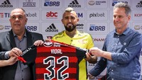 Arturo Vidal juga sepakat mengakhiri kontraknya di Inter Milan, dan berlabuh ke Liga Brasil, membela Flamengo. Foto: Getty Images/Buda Mendes