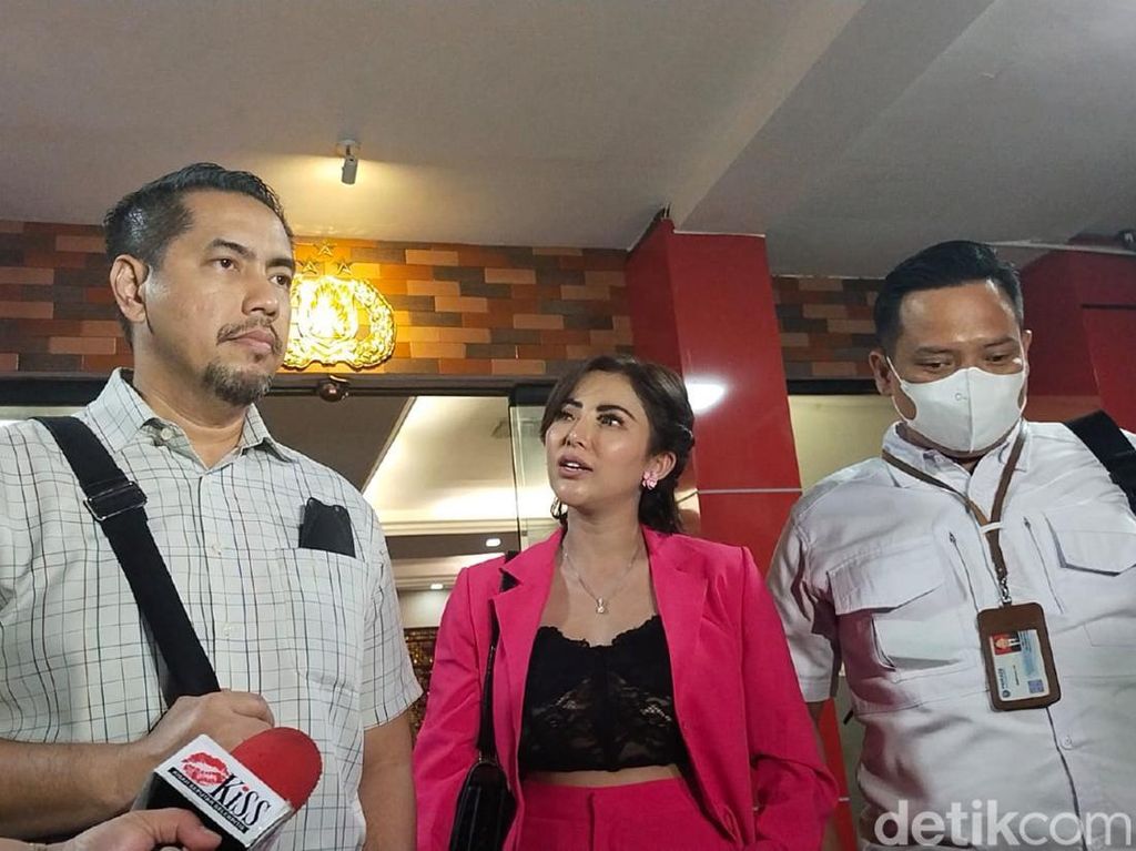 Ayu Aulia Minta Pemeriksaan Sebagai Tersangka Ditunda Ayu Aulia Minta Pemeriksaan Sebagai Tersangka Ditunda