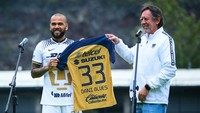 Dani Alves pergi ke Pumas UNAM di Liga Meksiko usai kontraknya tak diperpanjang Barcelona. Foto: Getty Images/Agustin Cuevas