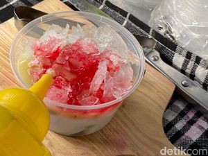 Menikmati Es Pisang Ijo saat Bandung Hareudang