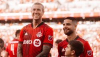 Federico Bernardeschi dan Lorenzo Insigne bersama-sama membawa Italia memenangi Piala Eropa tahun lalu. Di musim panas ini, mereka kembali bermain bersama di MLS, membela Toronto FC usai masing-masing meninggalkan Juventus dan Napoli.  Foto: Twitter @Total_TFC