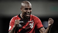 Fernandinho mudik ke Brasil usai kontraknya habis bersama Manchester City. Gelandang 37 tahun itu kembali memperkuat Athletico Paranaense, tempat ia memulai karier profesional. Foto: Matheus Sebenello