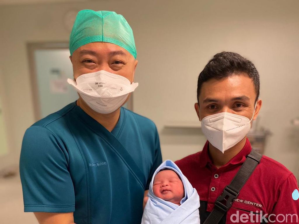 Viral Kisah Haru Peternak Puyuh 11 Tahun Nikah, Punya Anak dari Bayi Tabung Viral Kisah Haru Peternak Puyuh 11 Tahun Nikah, Punya Anak dari Bayi Tabung