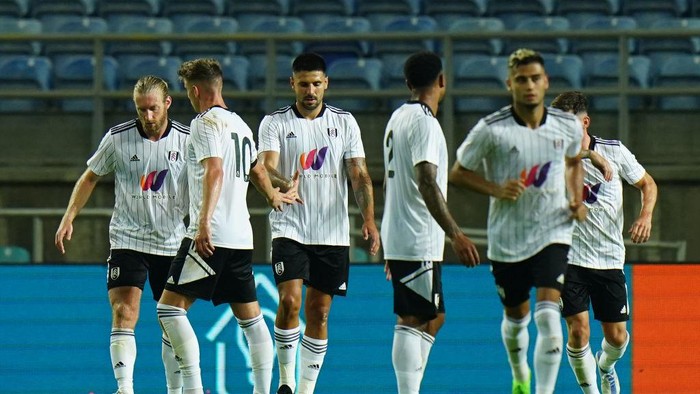 FARO, PORTUGAL - JULY 17:  Aleksandar Mitrovic of Fulham FC celebrates with teammates after scoring a goal during the Trofeu do Algarve match between Fulham and SL Benfica at Estadio Algarve on July 17, 2022 in Faro, Portugal.  (Photo by Gualter Fatia/Getty Images)
