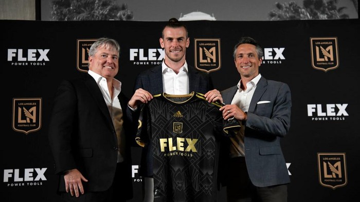 LOS ANGELES, CA - JULY 11: Forward Gareth Bale (R) holds the Los Angeles Football Club jersey as he poses with  LAFC Co-President and General Manager John Thorrington (R) and Larry Berg, LAFC lead managing owner, during a news conference after he was introduced at Banc of California Stadium on July 11, 2022 in Los Angeles, California. (Photo by Kevork Djansezian/Getty Images)