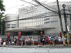 Ngerinya Gempa Bikin Orang-orang Lari Keluar Gedung di Filipina