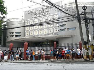 Ngerinya Gempa Bikin Orang-orang Lari Keluar Gedung di Filipina Ngerinya Gempa Bikin Orang-orang Lari Keluar Gedung di Filipina