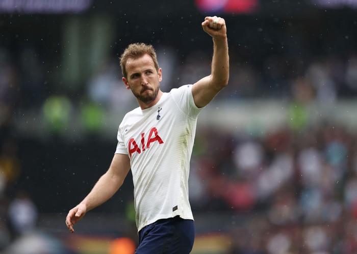 LONDON, ENGLAND - MAY 15: Harry Kane of Tottenham Hotspur celebrates after their sides victory during the Premier League match between Tottenham Hotspur and Burnley at Tottenham Hotspur Stadium on May 15, 2022 in London, England. (Photo by Ryan Pierse/Getty Images)