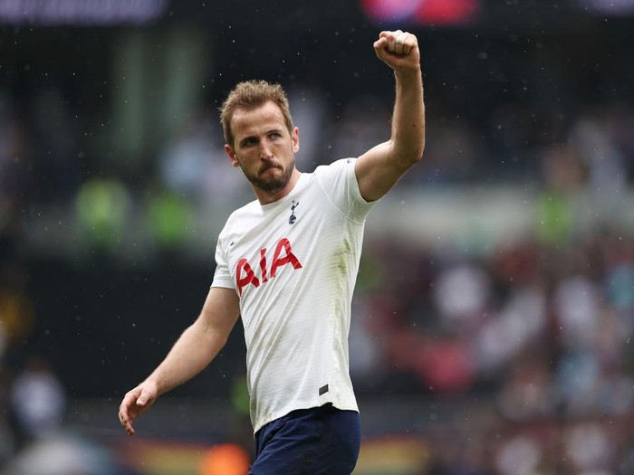 LONDON, ENGLAND - MAY 15: Harry Kane of Tottenham Hotspur celebrates after their sides victory during the Premier League match between Tottenham Hotspur and Burnley at Tottenham Hotspur Stadium on May 15, 2022 in London, England. (Photo by Ryan Pierse/Getty Images)